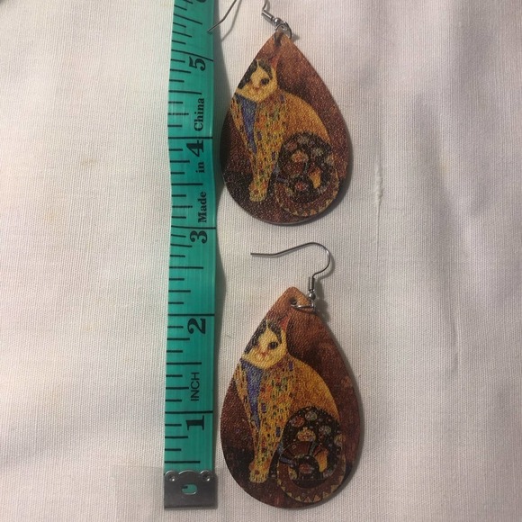 Golden Cat Teardrop Dangle Leatherette Earrings - Picture 5 of 6